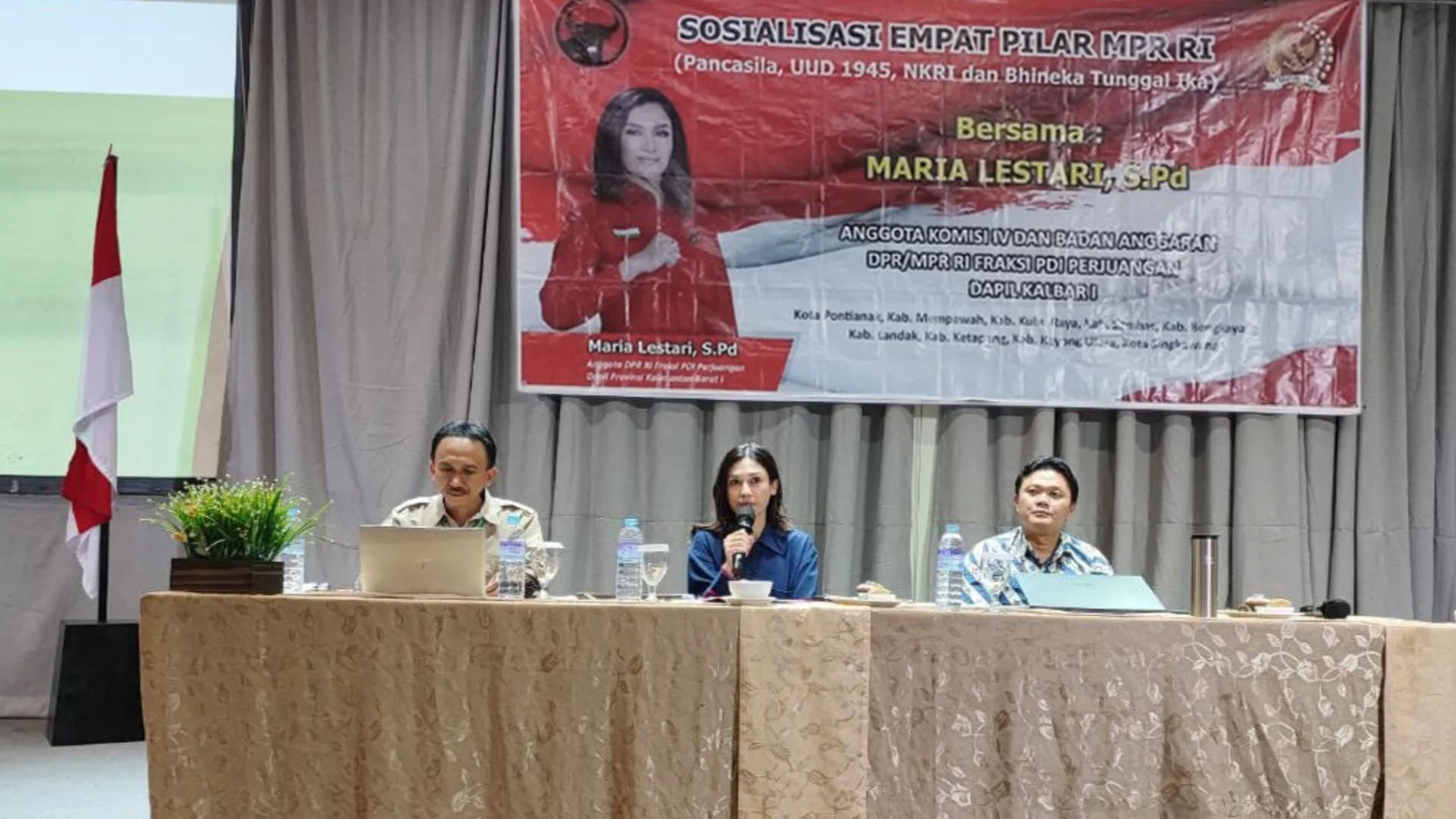 Maria Lestari saat menyampaikan Sosialisasi Empat Pilar Kebangsaan kepada Kelompol Tani Kabupaten Kubu Raya dan Mempawah di Hotel Golden Tulip Pontianak, Jumat (23/12/2022).