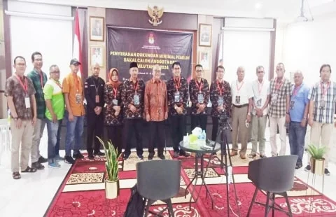 H. Fachrudin D Siregar, foto bersama Komisioner KPU Kalbar dan tim pendukung, usai menyerahkan syarat pendaftaran sebagai Balon Perseorangan DPD RI Periode 2024-2029 pada Pemilu 2024. Ist