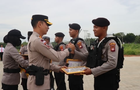 Bentuk Apresiasi, Kapolres Kubu Raya Beri Penghargaan Kepada 5 Personil Berprestasi