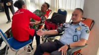 Kantor Imigrasi Kelas II TPI Entikong Bekerja sama PMI Gelar Donor Darah