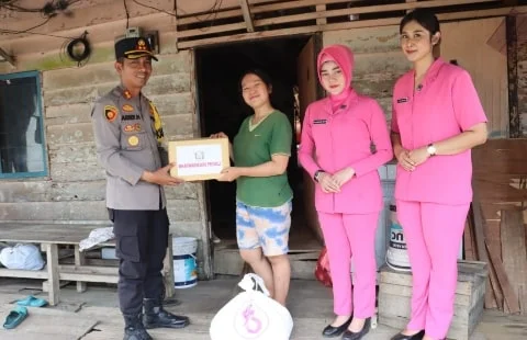 Polres Kubu Raya Distribusikan Bantuan Sosial Ketua Pembina Yayasan Kemala Bhayangkari. Foto/Dok Humas Polres Kubu Raya. 