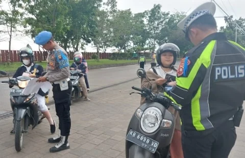 Polisi Terus Lakukan Operasi Keselamatan Kapuas 2023 Sekaligus Sosialisasi Keselamatan Berkendara