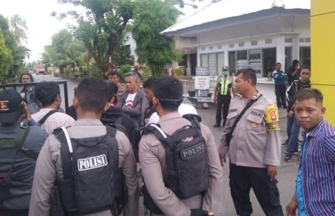 Larang Aktivitas Bongkar Muat, Pengurus TKKBM Datangi Pergudangan Bumi Raya Group. Foto/Dok Humas Polres Kubu Raya. 