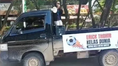 Masyarakat pecinta bola di Pontianak buat flyer dan stiker mobil pick up yang berisi profil dan kiprah Erick Thohir di Internasional.