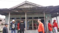 Sujiwo dan Sukiryanto Patungan Bedah Rumah Warga di Kuala Dua