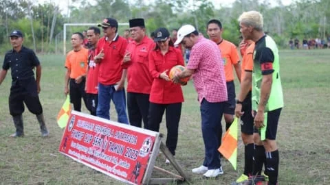 Maria Lestari Buka Turnamen Sepak Bola di Desa Senawang Kecamatan Teluk Keramat Kabupaten Sambas.