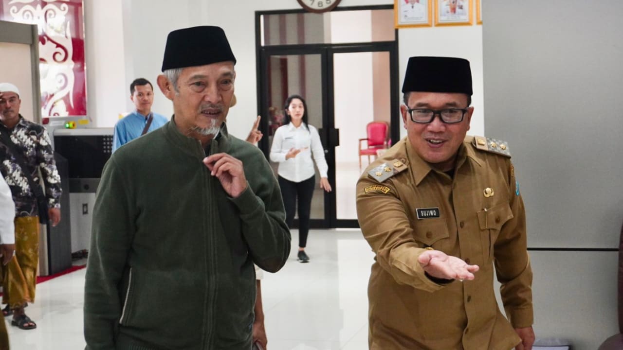 Sujiwo Mustasyar PCNU Kubu Raya saat menyambut Gus Kafa di Bandara Supadio.