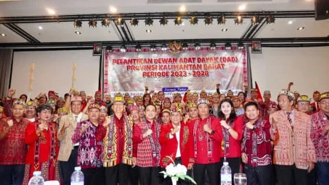 Foto bersama seusai Pelantikan Pengurus DAD Kalbar periode 2023-2028 di Hotel Golden Tulip Pontianak, Jumat (10/03/2023).