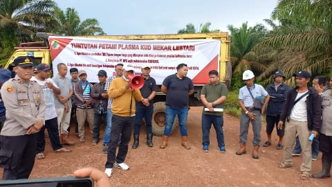 Petani sawit di Kubu Raya saat melakukan aksi penutupan akses jalan PT BPK, Sabtu (18/03/2023).