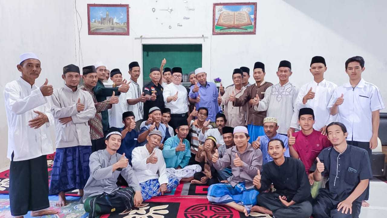 Sujiwo Sumbangkan Bantuan untuk Renovasi Masjid di Kuala Dua Kubu Raya.