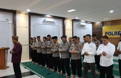 Bulan Ramadhan Penuh Berkah, Polres Kubu Raya Gelar Shalat Tarawih Berjamaah. Foto/istimewa. 