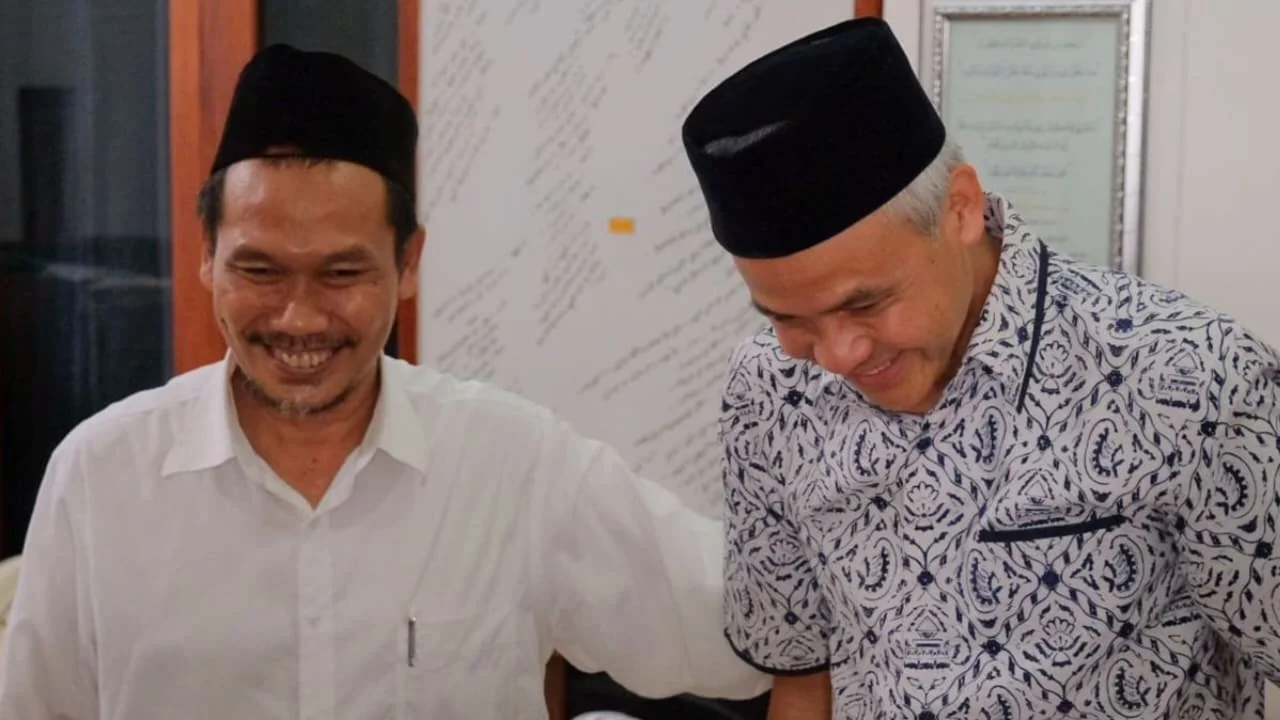 Ganjar Pranowo saat silaturrahim berama Gus Baha,- FOTO/Twitter @ganjarpranowo.