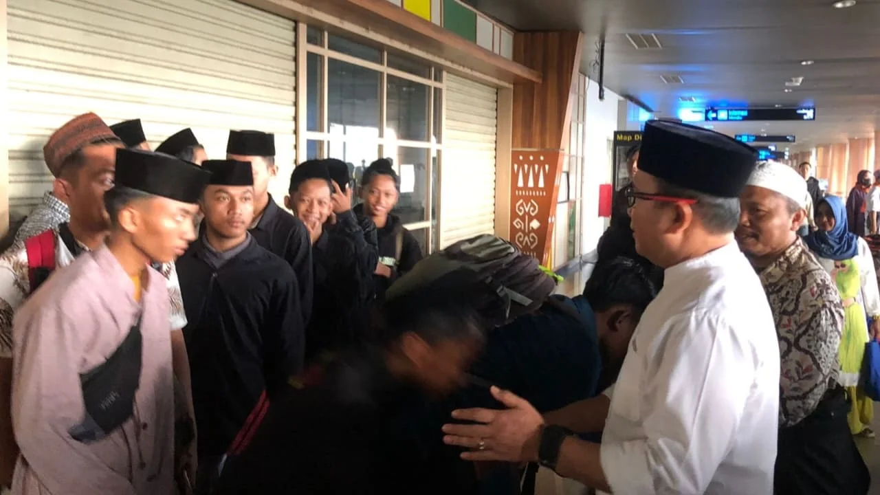 Sujiwo Kawal Keberangkatan Santri asal Kubu Raya ke Ponpes Lirboyo