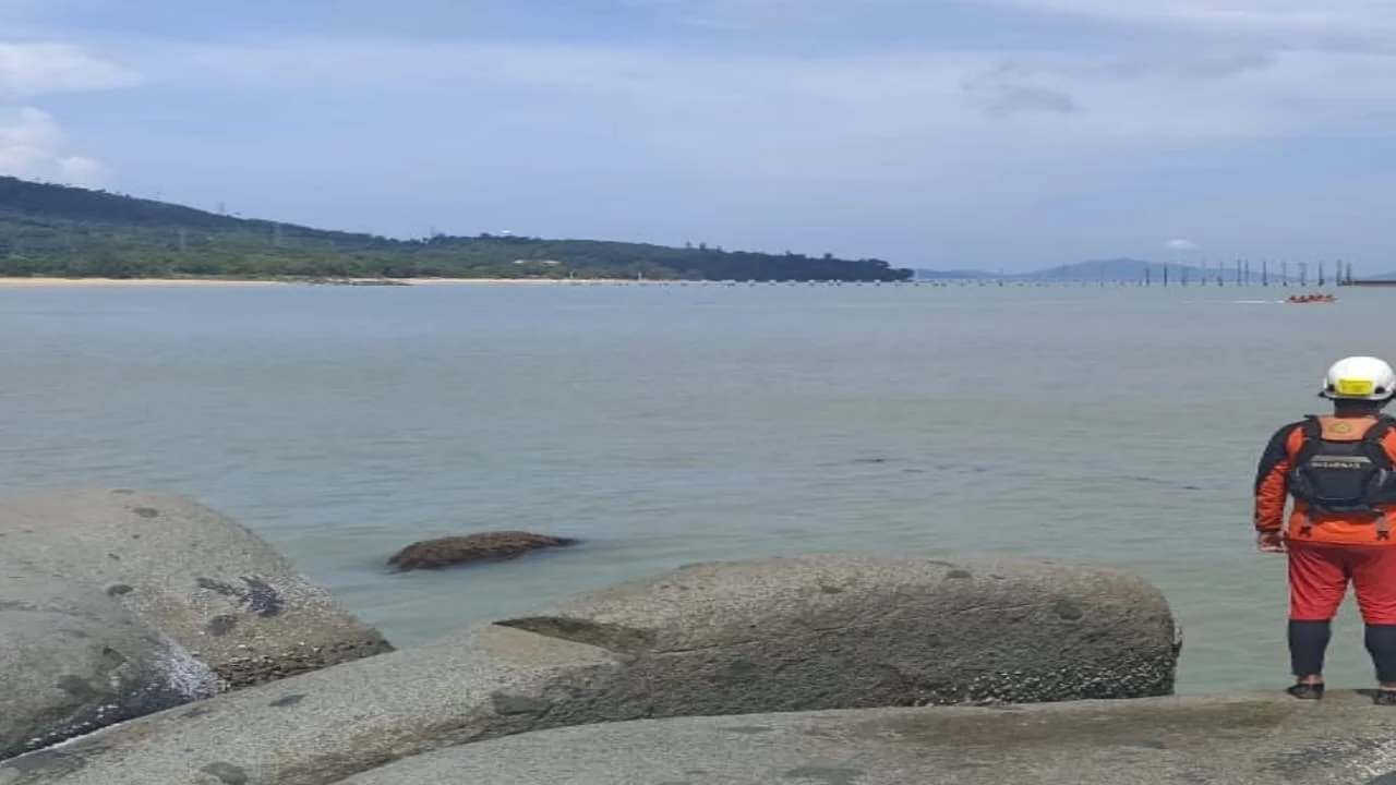 Wisatawan Asal Pontianak Tergulung Ombak di Pantai Samudera Indah Bengkayang.