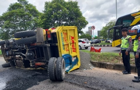 Truk Pengangkut Batu Terguling Akibat Roda Belakang Patah