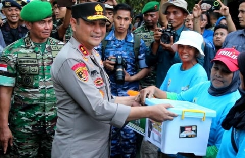 Hadiri Penanaman Mangrove Nasional, Kapolda Kalbar Berikan Bantuan Sosial Kepada Masyarakat Pesisir Pantai