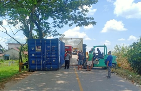 Diduga Sopir Lalai, Kontainer Jatuh Membuat Macet di Jembatan Kuala Ambawang