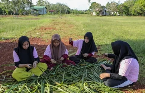 Srikandi Ganjar Kalbar Bersama Milenial Kapuas Hulu Sulap Daun Nyiur jadi Produk Bernilai. Foto/Istimewa. 