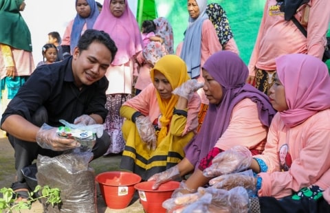 Mak Ganjar Kalbar Ajak Para Ibu Budidayakan Tomat: Sulap Pekarangan Rumah jadi Kebun Minimalis