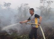 Kapolres Kubu Raya Turun Langsung Padamkan Kebakaran Lahan di Dusun Mulyorejo