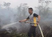 Kapolres Kubu Raya Turun Langsung Padamkan Kebakaran Lahan di Dusun Mulyorejo