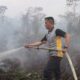 Kapolres Kubu Raya Turun Langsung Padamkan Kebakaran Lahan di Dusun Mulyorejo
