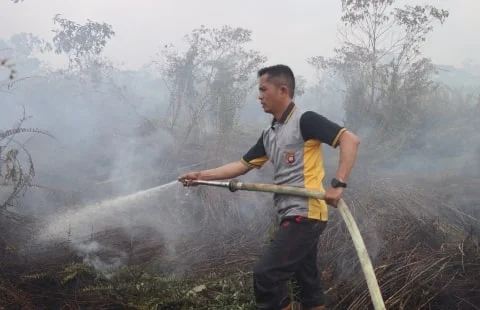 Kapolres Kubu Raya Turun Langsung Padamkan Kebakaran Lahan di Dusun Mulyorejo