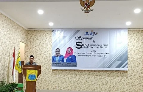 Ketua Majelis Pembina Daerah (Mabinda) Pergerakan Mahasiswa Islam Indonesia (PMII) Kalimantan Barat Mulyadi Tawik saat memberikan sambutan di acara Sekolah Kader Kopri PKC PMII, pada kamis (01/6/23). Foto/Istimewa. 