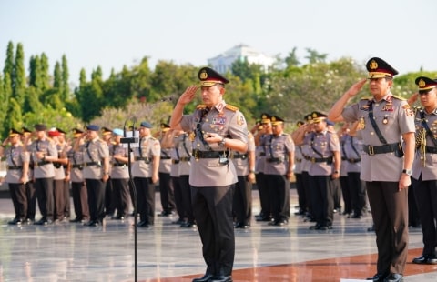 Jelang HUT ke-77 Bhayangkara, Kapolri dan Jajaran Ziarah ke TMP Kalibata