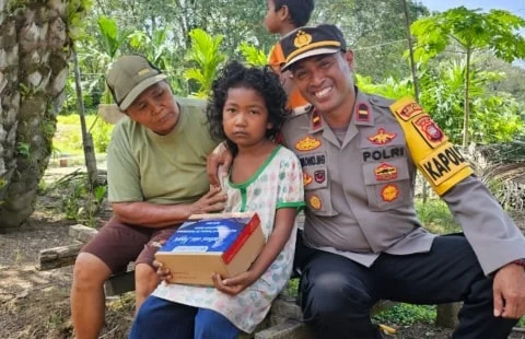 Polisi Bersama Rumah Zakat Kalbar Berbagi Sepatu Untuk Anak Kurang Mampu