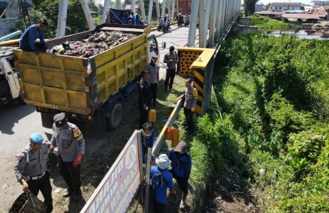 Peduli Lingkungan, Polres Kubu Raya Gelar Gotong Royong Bersihkan Sampah