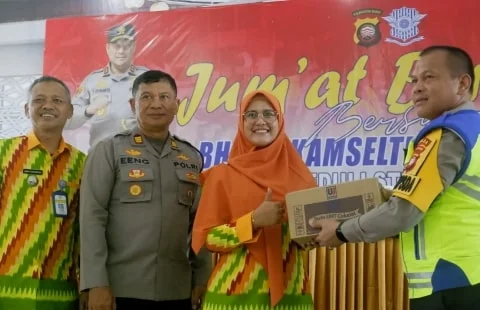 Direktorat Lalu Lintas Polda Kalbar Laksanakan Kegiatan Jum’at Berbagi Bhabinkamseltibcar Lantas Peduli Stunting. Foto/Istimewa. 