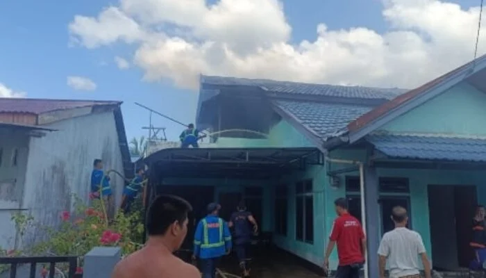 Diduga Korsleting Listrik, Rumah di Desa Teluk Kapuas Kubu Raya Terbakar