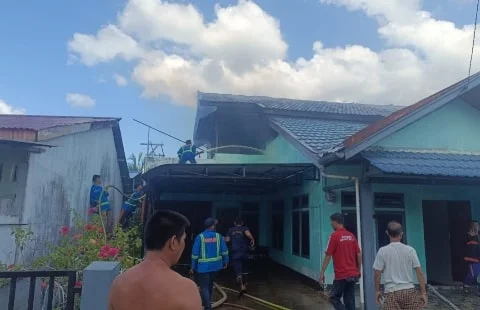 Diduga Korsleting Listrik, Rumah di Desa Teluk Kapuas Kubu Raya Terbakar