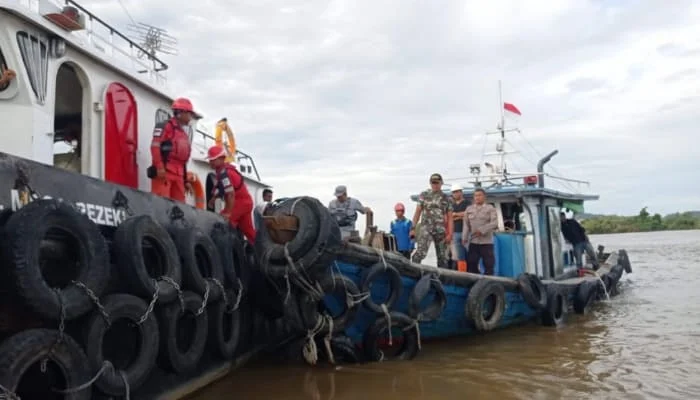 Tim SAR Gabungan Lakukan Pencarian Pekerja Jembatan Tenggelam di Sungai Sambas.