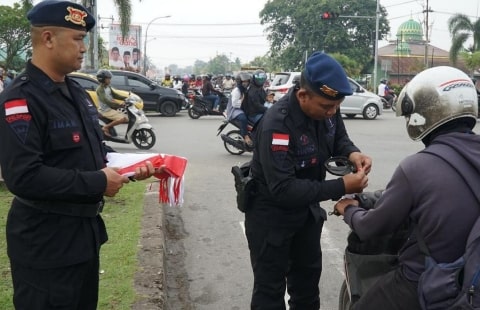 Jelang HUT RI Ke-78, Brimob Kalbar Bagi-bagi Bendera Merah Putih