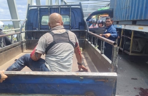 2 Sepeda Motor Bersenggolan Dengan Truk di Jembatan Kapuas II