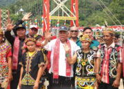 Menteri Basuki Bersama Ketua Komisi V DPR RI Resmikan Jembatan Gantung Kareho di Kalbar