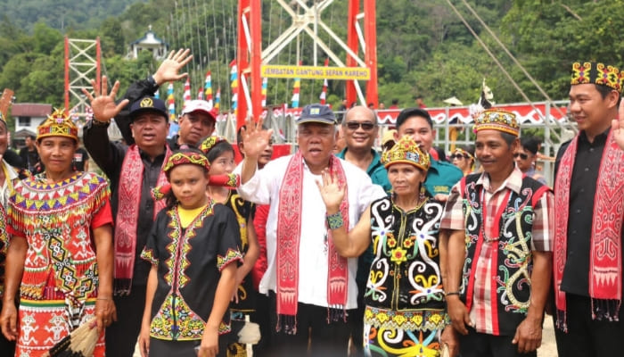 Menteri Basuki Bersama Ketua Komisi V DPR RI Resmikan Jembatan Gantung Kareho di Kalbar.