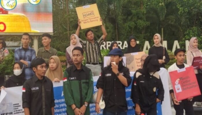 Jelang Pemilu 2024, Ratusan Mahasiswa Lakukan Aksi Damai Di Bundaran Degulis Untan Pontianak