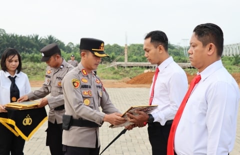 Kapolres Kubu Raya Berikan Penghargaan Kepada 12 Personil Berprestasi