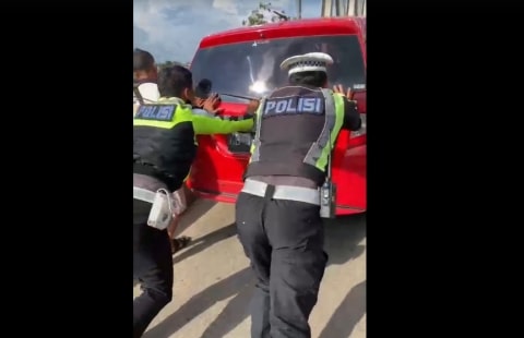 Personil Polantas Bantu Dorong Mobil Mogok di Jembatan Kubu Raya. Foto/Istimewa. 