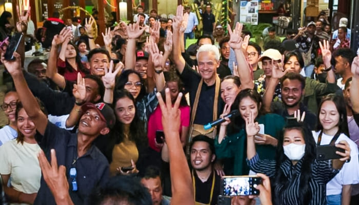 Tampung Aspirasi Milenial Dan Gen-Z Merauke, Ganjar Pranowo: Masih Soal Lapangan Kerja

Calon presiden (capres) nomor urut tiga Ganjar Pranowo menampung berbagai aspirasi para milenial dan Gen-Z di Merauke, Papua Selatan, lewat dialog terbuka. Menurutnya, masalah lapangan pekerjaan masih menjadi fokus generasi muda Indonesia.

“Rata rata sama, tonenya berbeda. Ada konten lokal yang disampaikan dan itu menyenangkan. Yang sama mereka berharap lapangan pekerjaan. Butuh literasi untuk bisa bekerja,” tutur Ganjar di Merauke, Papua Selatan, Selasa (28/11/2023).

Menurut Ganjar, para milenial dan Gen-Z membutuhkan panduan untuk dapat masuk ke jalan hidup yang benar, termasuk soal pekerjaan. Tidak ketinggalan, ada pula para aktivis yang menyoroti soal lingkungan.

“Konektivitas juga sama, kalau konektivity bagus maka kesempatan pekerjaan juga bagus. Tadi saya tawari rata-rata hampir seluruh Indonesia sama. Kalau kita buatin community hub mau nggak? mereka bisa bertukar pikiran dan berbagi rasa,” jelas dia.

Salah satu langkah yang disiapkan mantan Gubernur Jawa Tengah itu adalah menyediakan sebuah aplikasi untuk milenial dan Gen-Z dapat terlibat dalam Tim Pemenangan Nasional (TPN) Ganjar-Mahfud.

“Benefitnya kamu sekarang berjejaring antar anak muda sedunia mendukung Ganjar-Mahfud, dan di sanalah kawan-kawan muda ini yang nanti akan mengelola itu berikan Informasi-informasi sehingga mereka menjadi terbuka lah pikirannya,” kata dia.

Soal lingkungan, lanjutnya, anak muda berpikir kritis dalam isu perubahan iklim atau global climate change hingga masalah yang lebih besar lagi.

“Dan itu ciri-ciri anak mudah ya. Mereka sangat peduli pada soal perubahan iklim, mereka peduli pada soal HAM, mereka peduli pada soal kebebasan berekspresi, berbicara, itu lebih yang dirasakan. Meskipun tentu sisi yang lain mereka juga pengen berharap bisa eksis dalam talenta yang dia miliki,” Ganjar menandaskan.