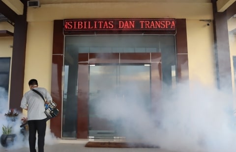 Cegah DBD, Polres Kubu Raya Lakukan Fogging Lingkungan Asrama Polri