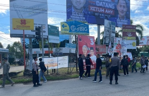 Polres Kubu Raya Dampingi Kegiatan Penertiban Alat Peraga Kampanye. Foto/Istimewa. 