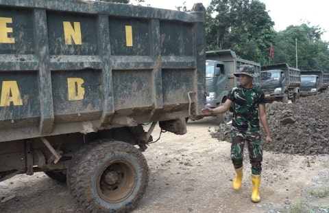 Yonzipur 6/SD Bersama Masyarakat Bangun Jalan Poros Simpang Dua-Teluk Melano Kayong Utara. Foto/Istimewa. 