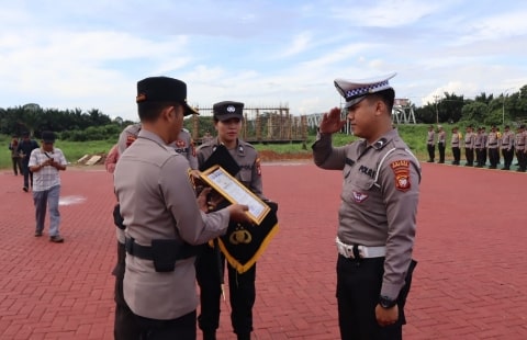 Selamatkan Jiwa Masyarakat, Kapolres Kubu Raya Berikan Penghargaan Kepada Bripda Novandro