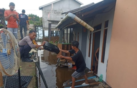 Tiga Rumah Roboh di Kubu Raya, Polisi Bantu Warga Terdampak Abrasi