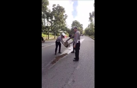 Polisi Bersihkan Tumpahan Minyak CPO di Jalan Raya Mayor Alianyang