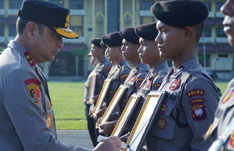 Kapolda Kalbar Beri Penghargaan Kepada 45 Personel dan 6 Personel Dihukum PTDH